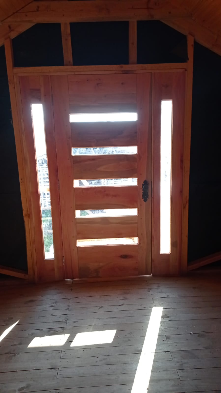 Puerta de entrada con diseño horizontal y ventanillas